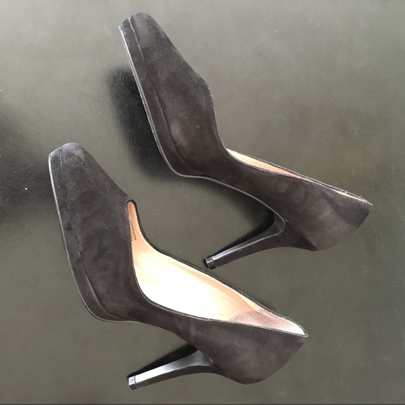 Black suade TAHARI heels - Picture 3 of 7